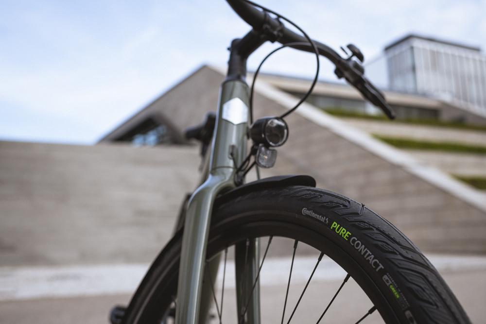 Continental Pure CONTACT Urban-Fahrradreifen 27,5 Zoll auf grünem E-Bike, mit Pannenschutz und E-50 Zulassung.