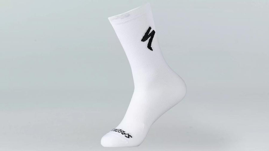 SOFT AIR TALL LOGO SOCK WHT/BLK L - Hohe Sportsocken mit Logo in Weiß/Schwarz - Bekleidung