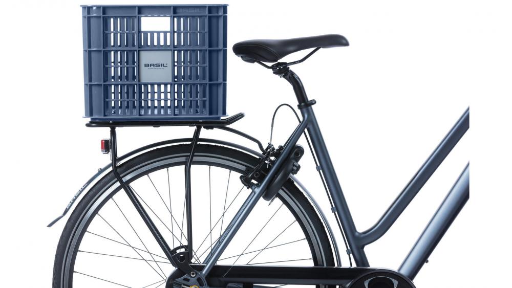 Basil Crate L Fahrradkiste Bluestone 40L Transportkorb auf Fahrrad-Gepäckträger.