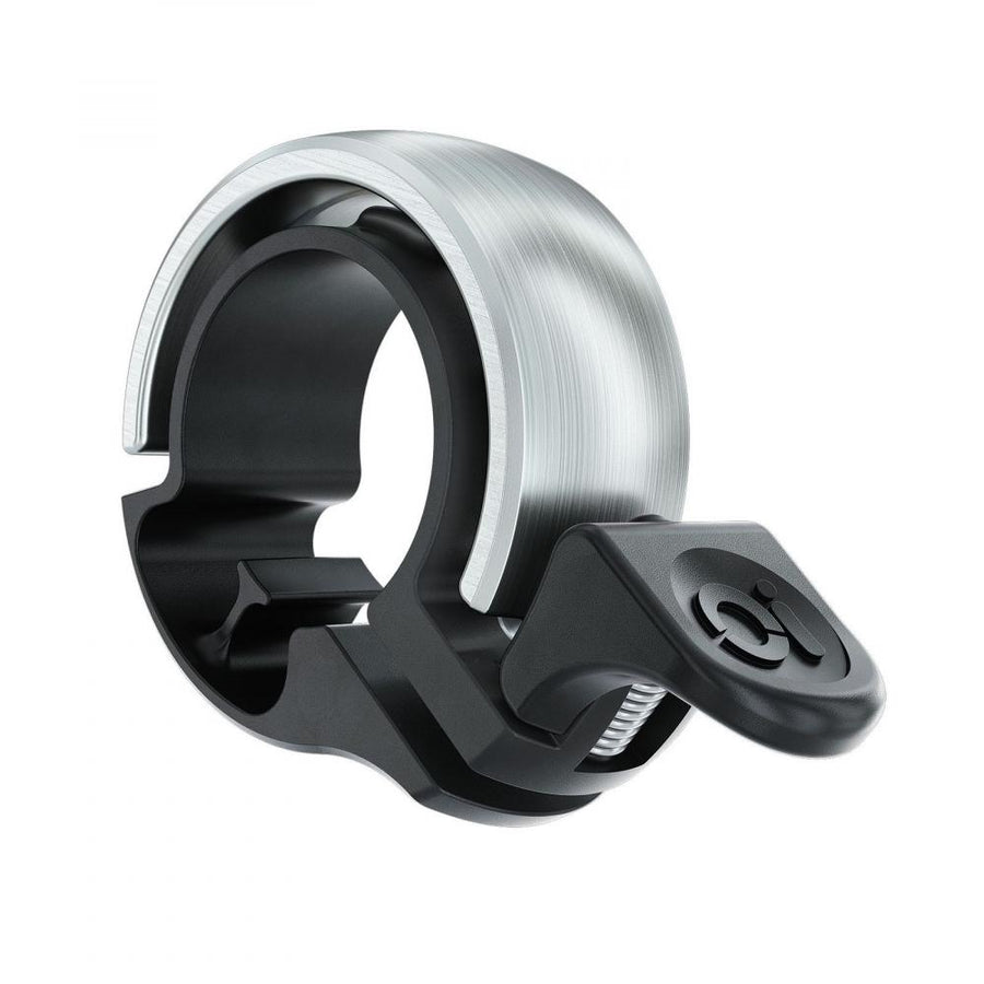 Silberne Knog Oi Classic Fahrradklingel klein 22.2mm mit schwarzer Halterung und Knog-Logo.