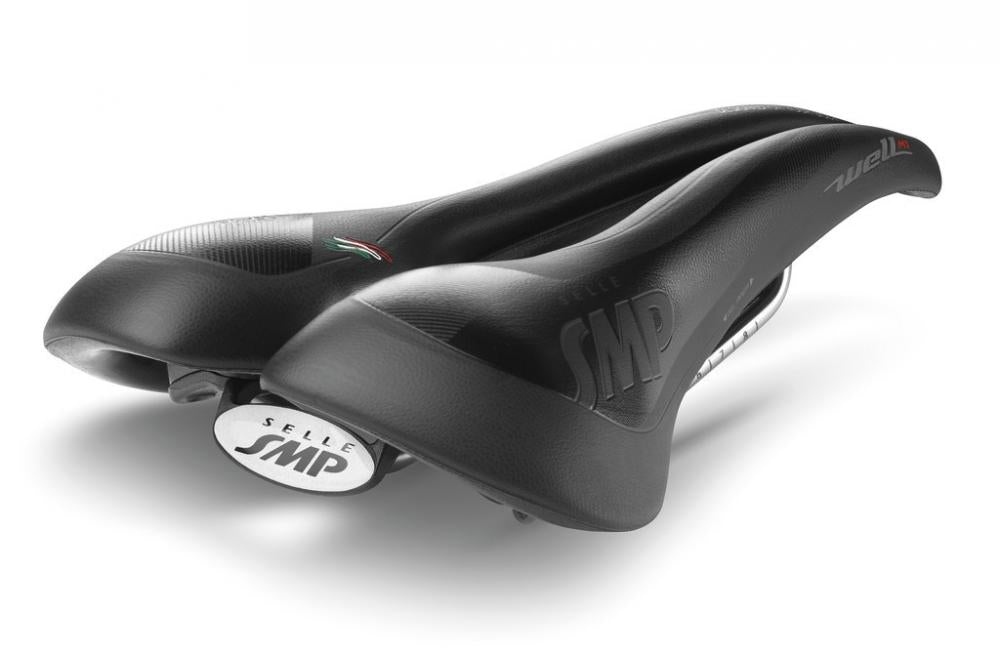 Schwarzer Selle SMP Well M1 Gel Unisex Fahrradsattel, ergonomisches Design, mit sichtbaren Markenlogos.
