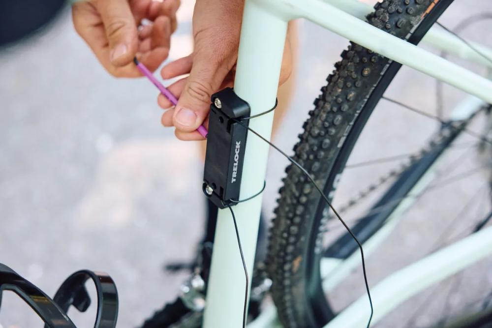 TRELOCK ADD IT universelle Fahrradhalterung am hellgrünen Rahmen zur Montage von Schlössern oder Zubehör.