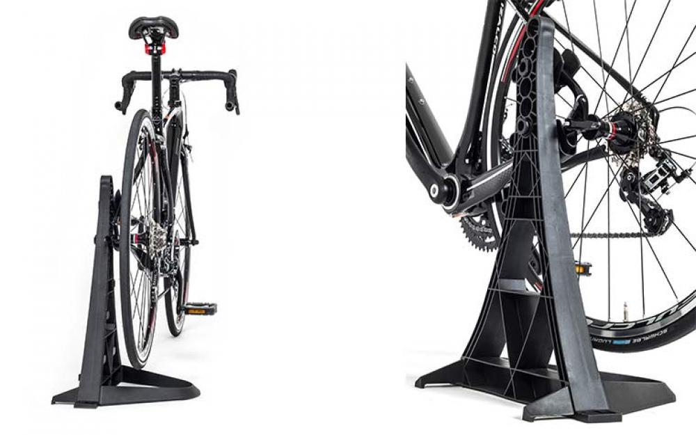 Schwarzer Hebie TURRIX Fahrradständer hält Rennrad, stabiler Universal-Zweibeinständer für 26-29 Zoll.