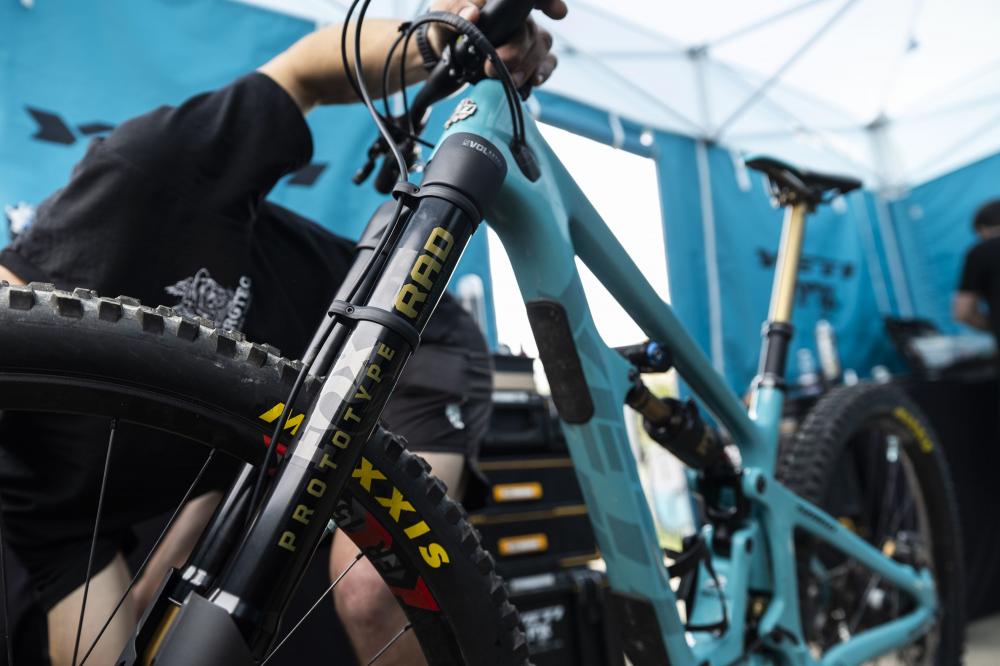 FOX PROTOTYPE RAD Federgabel an einem blauen Enduro Mountainbike mit 29 Zoll Reifen für maximale Performance.