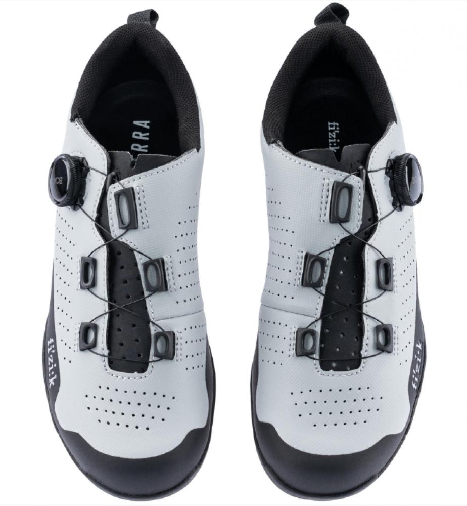 fi'zi:k Atlas MTB All-Terrain Schuh, hellgrau/schwarz, mit BOA L6 Verschluss und laserperforiertem Microtex.