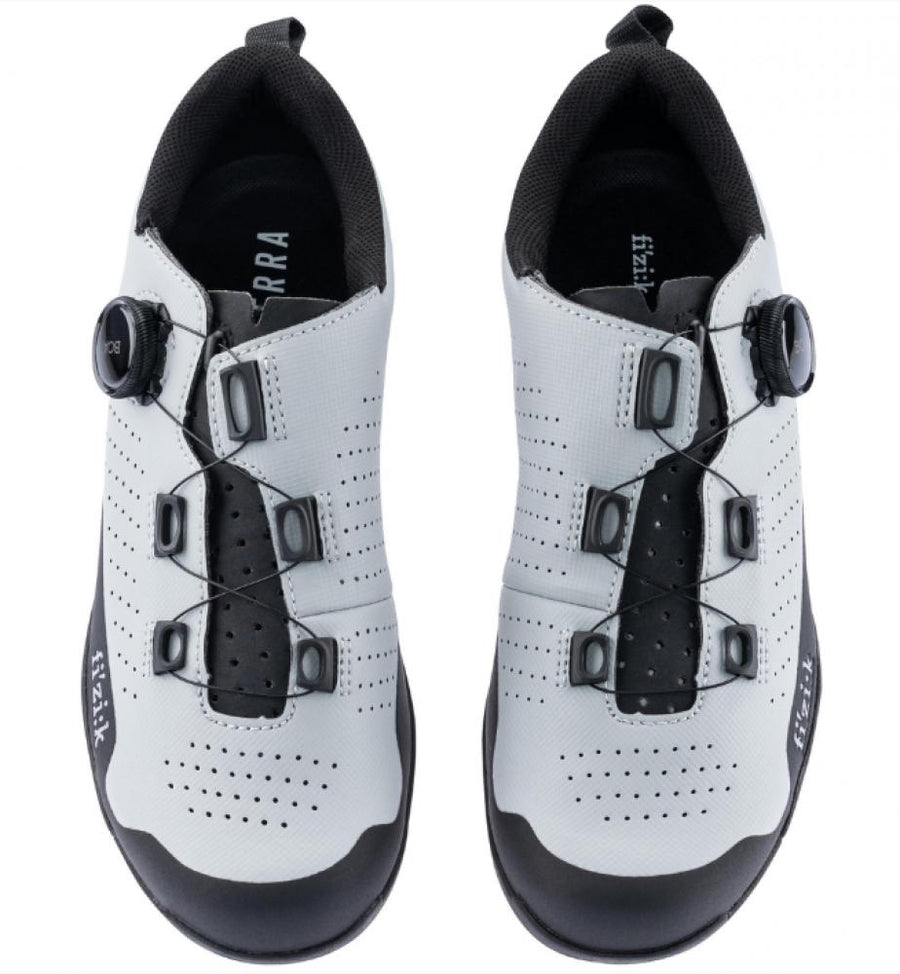 fi'zi:k Atlas MTB All-Terrain Schuh, hellgrau/schwarz, mit BOA L6 Verschluss und laserperforiertem Microtex.