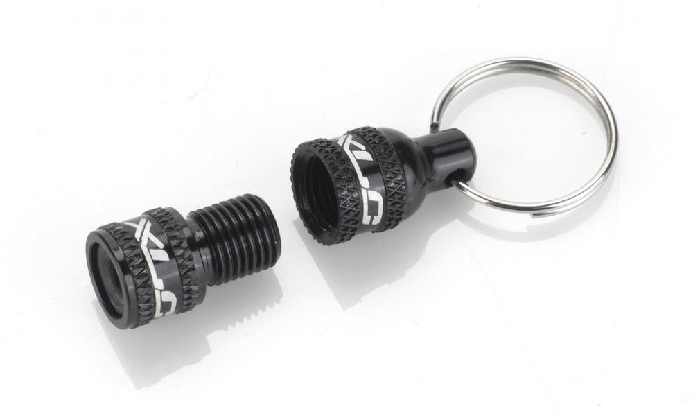 XLC Ventiladapter PU-X07: Adapter von AV (Schrader) auf DV/SV (Dunlop/Presta), inklusive praktischem Schlüsselring, Farbe: Schwarz, Gewicht: 3 g.