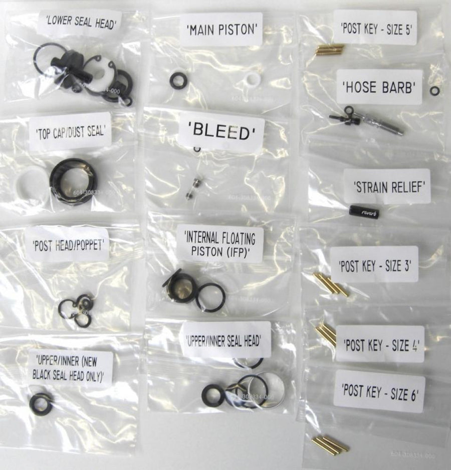 Reverb Full Service Kit 11.6818.003.010: Fahrrad-Ersatzteile wie Dichtungen, Kolben, Post Keys in beschrifteten Beuteln.