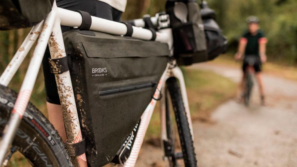 BROOKS Scape Full Frame Bag Black - wasserdichte Rahmentasche 5,5 Liter aus 600D Polyester mit Hypalon-Details - 390 g leicht, 480x60x290 mm