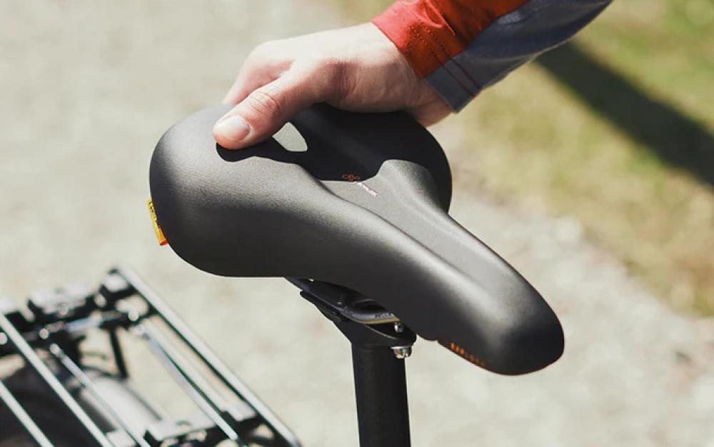 Selle Royal Explora 45° Athletic Unisex Fahrradsattel, ergonomisch für sportliche Touren, von Hand gehalten.