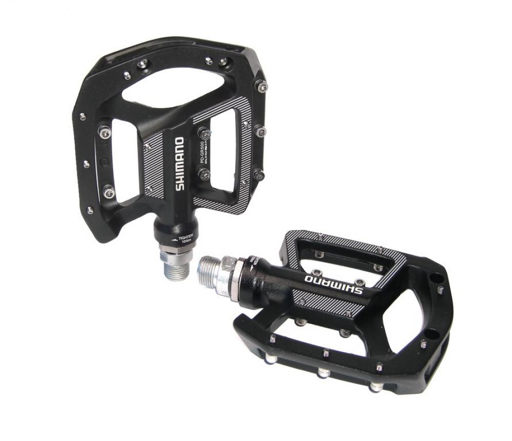 Zwei schwarze SHIMANO PD-GR500 Flat Pedale. Stabile Plattformpedale für Trail- und All-Mountain-Einsatz.