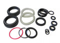 RockShox Yari Federgabel Service-Kit A1 mit schwarzen Dichtungen, O-Ringen und weißen Schaumringen auf weißem Grund.