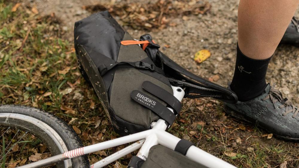 BROOKS Scape Seat Bag Black - wasserdichte Satteltasche 8 Liter aus 600D Polyester mit Hypalon-Details