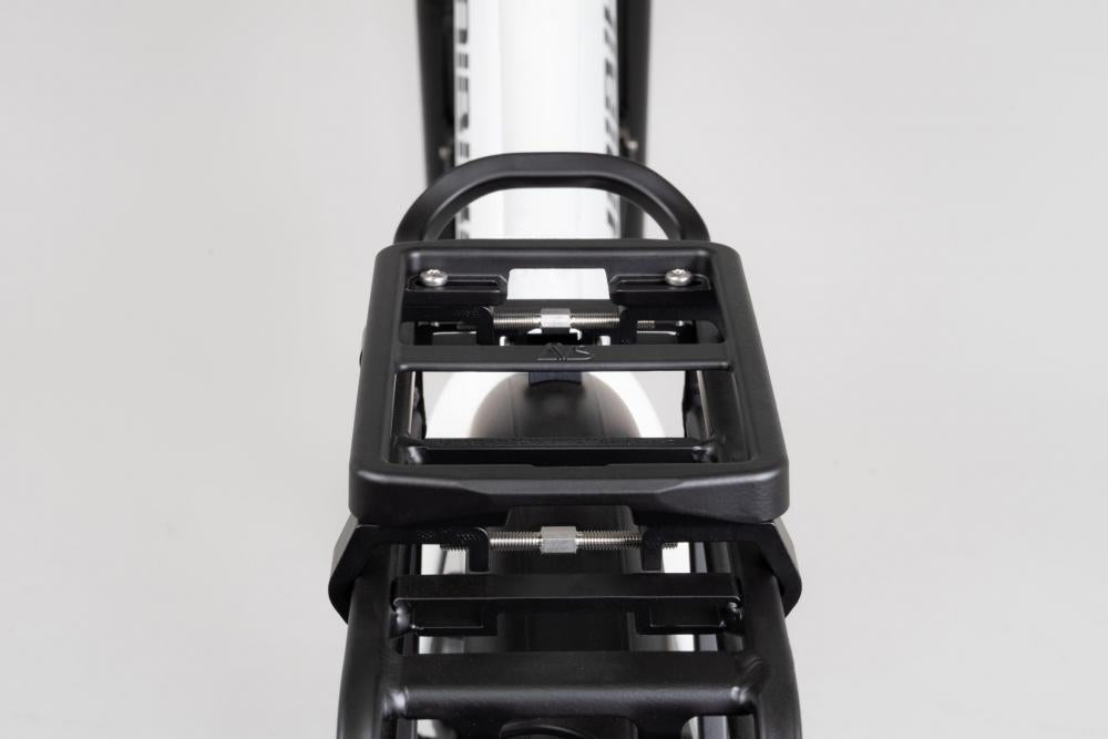 Schwarzer Atranvelo System Adapter Newrack Uni Standard, Aluminium, mit einstellbarer Klemmung für Fahrrad-Gepäckträger.