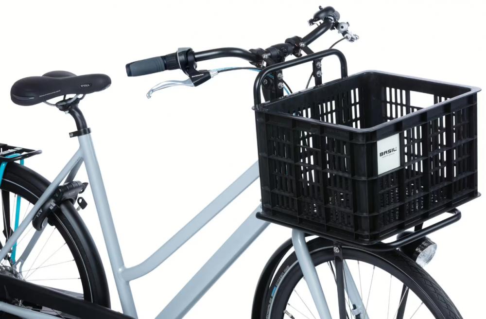 Schwarze BASIL MIK 2.0 Fahrradkiste aus recyceltem Kunststoff am grauen Fahrrad.