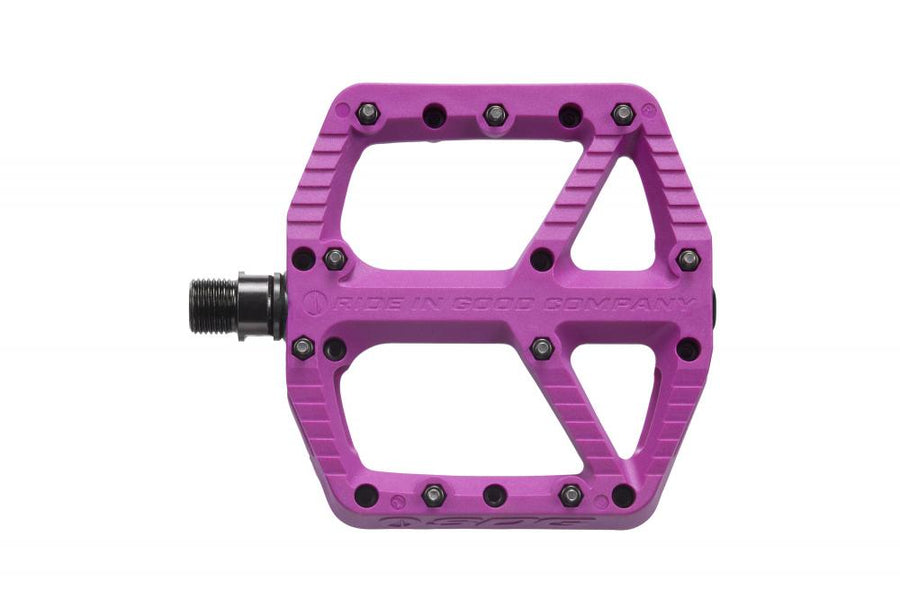Lila SDG Comp Plattform-Pedal für Fahrräder. Detailaufnahme des Pedals mit sichtbaren Pins auf weißem Hintergrund.