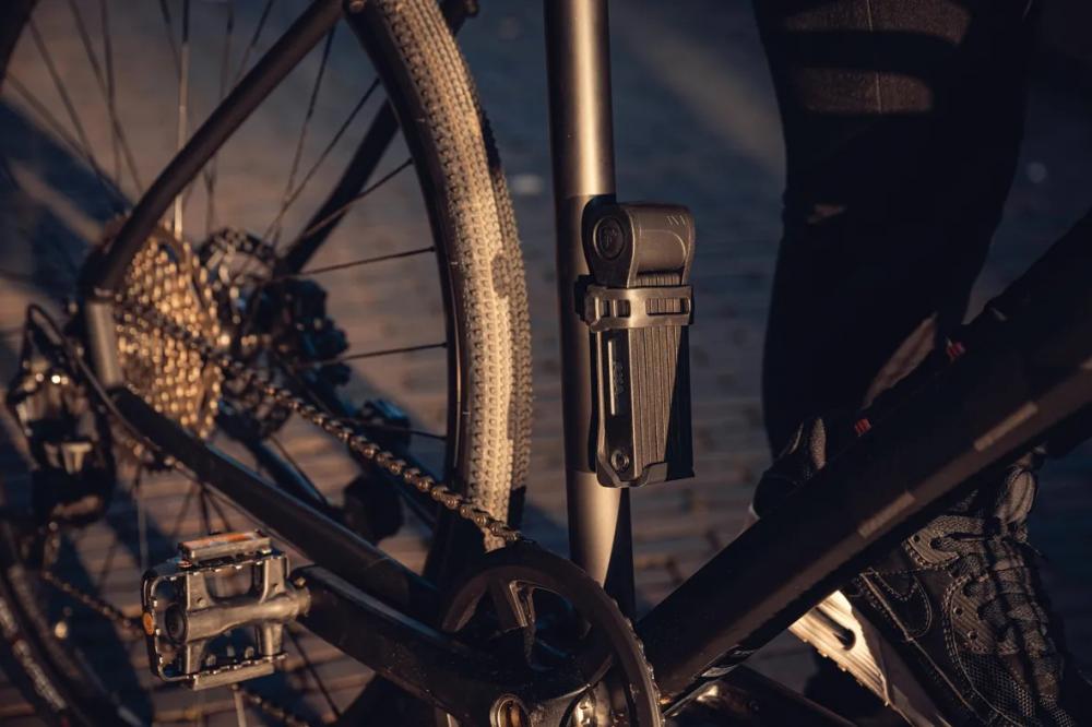 AXA Faltschloss Fold Lite 100 - 1.000 mm Fahrradschloss in Schwarz Leicht & Sicher