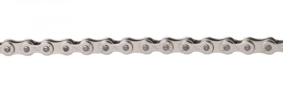 XLC Kette CC-C12 11-fach Fahrradkette, silber, mit 114 Gliedern auf weißem Hintergrund.