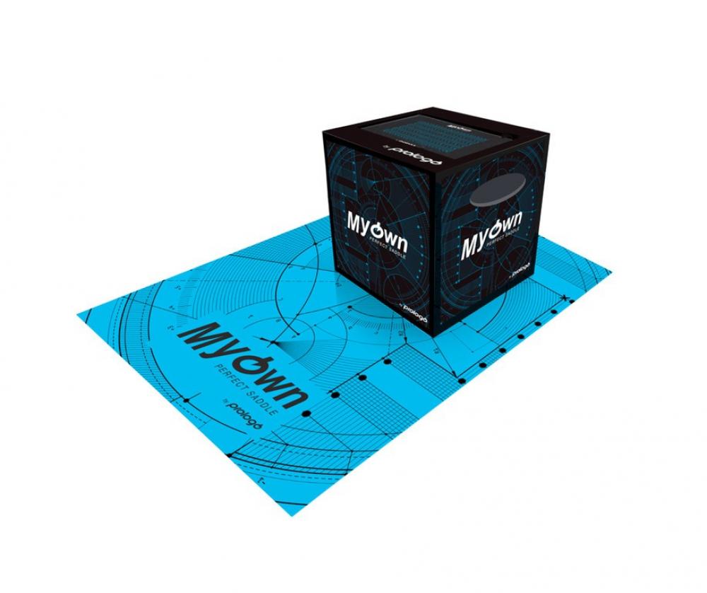 Prologo MyOwn Kit: schwarze Box auf blauem Messpad zur perfekten Fahrradsattel-Anpassung und Vermessung.