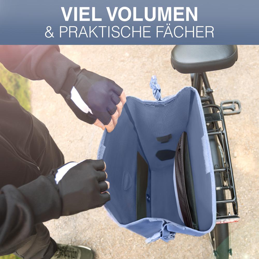 Person öffnet Valkental ValkOcean Gepäckträgertasche Meeresblau am Fahrrad, zeigt geräumiges Inneres mit praktischen Fächern.