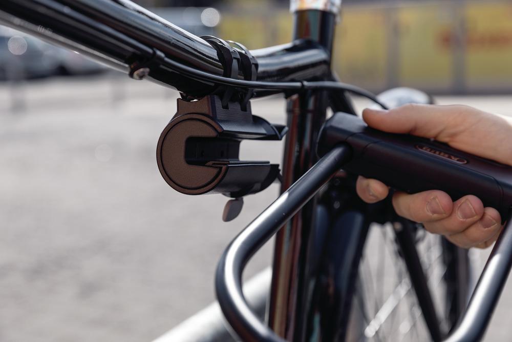Abus Halter SHB für Bügelschlösser am Fahrrad, ein Abus Bügelschloss wird in die Halterung eingesetzt.