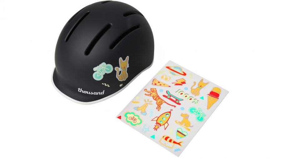 Thousand JR Kinder-Fahrradhelm Carbon Black Unisize XS 49-53 cm - leichter sicherer Helm für Kinder mit Magnetverschluss und Belüftung
