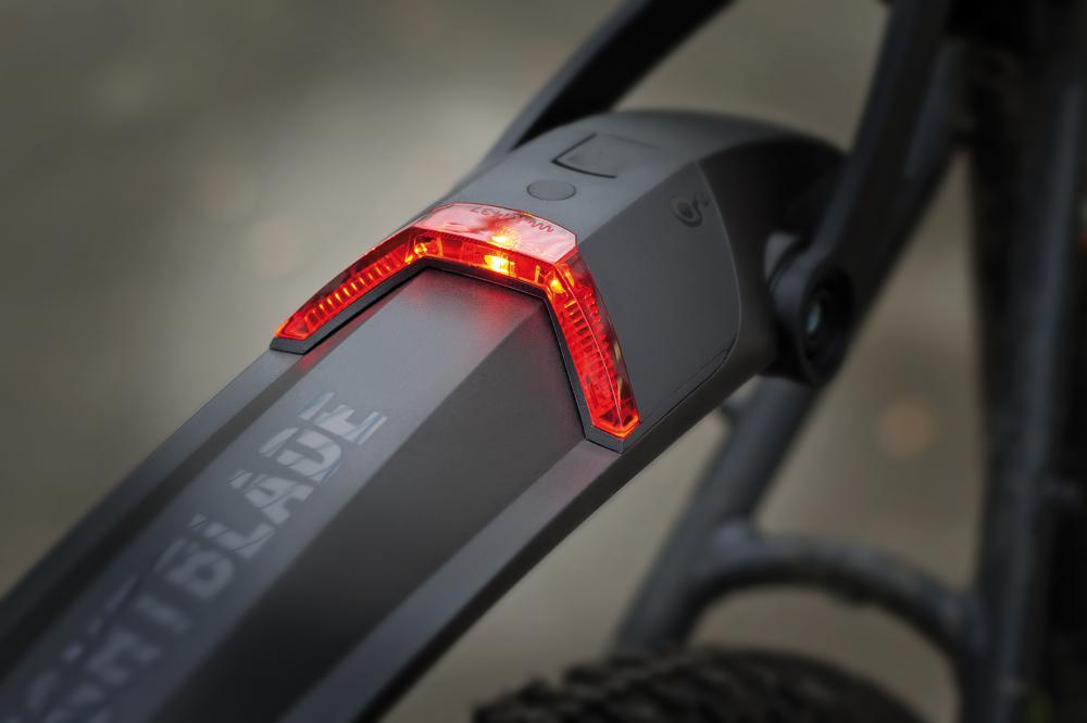 SKS Nightblade Schutzblech 29" mit integriertem USB-Rücklicht, StVZO-zugelassen, Quick-Release-Befestigung, für 27,5"+ bis 29" Reifen, schwarz
