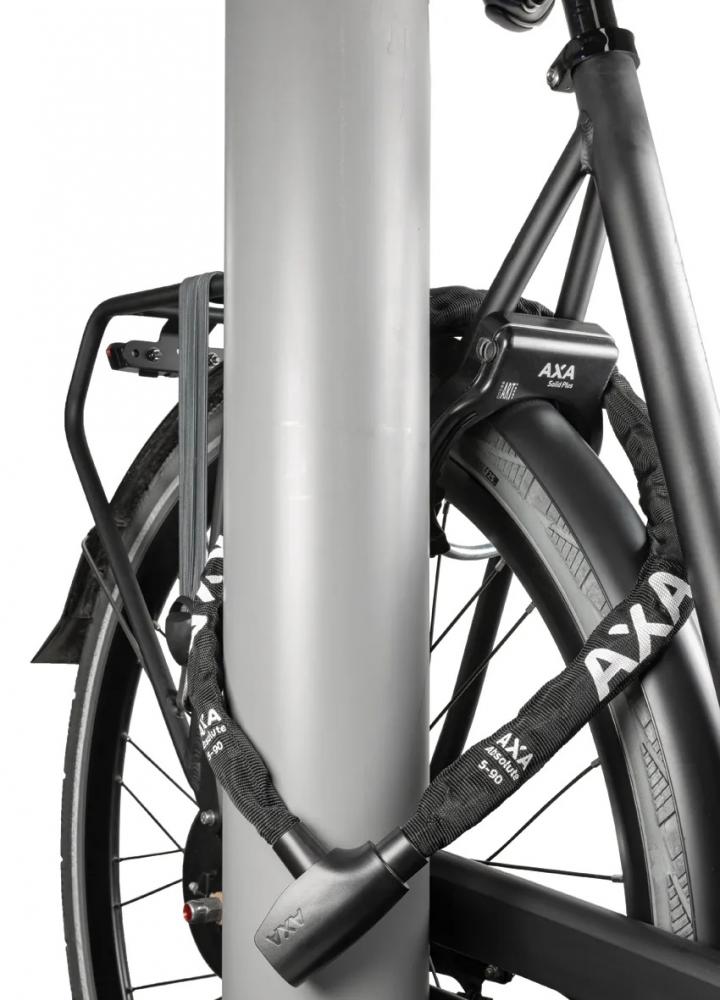 AXA Absolute 5-90 Kettenschloss sichert Fahrrad an Pfahl, mit Click-In-Funktion.