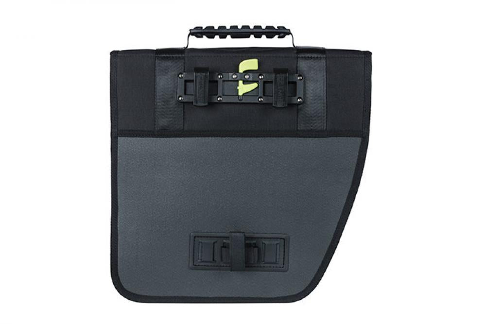 Schwarze und graue Basil Tour Waterproof Left Fahrrad-Seitentasche, 14l, mit robustem Befestigungssystem.