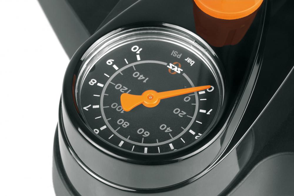 SKS Air-X-Press 8.0 Standpumpe: Präzisions-Manometer mit bar- und PSI-Skala und orangefarbenem Zeiger.