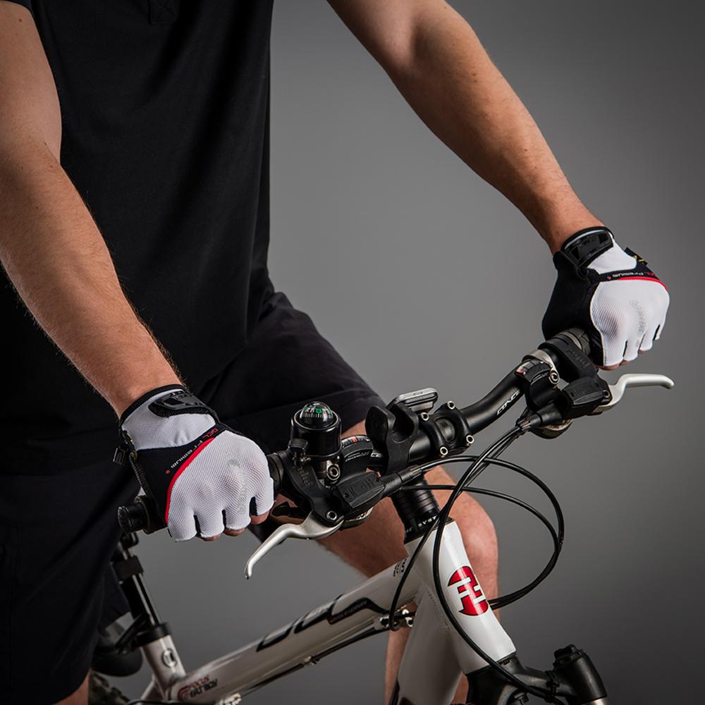 Weiße CHIBA Gel Premium Fahrradhandschuhe XXL mit Gelpolster und Belüftung am Lenker eines Fahrrads.