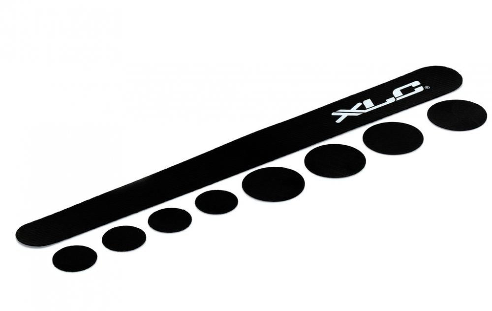 XLC Kettenstrebenschutz-Set CP-N03 carbon schwarz mit langer Schutzfolie und runden Patches auf weißem Hintergrund.