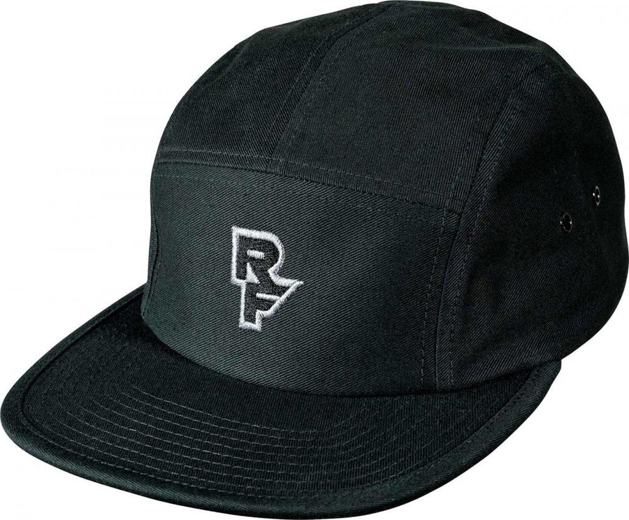 Schwarze Race Face 5 Panel Cap mit weißem RF-Logo, stylische Bike-Kappe für Trail und Alltag.