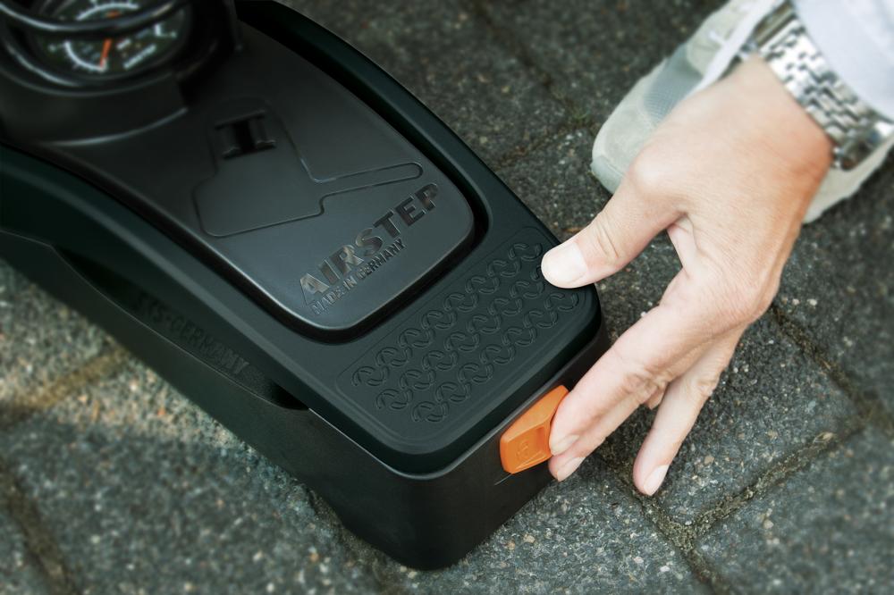 SKS Airstep Digi Fußpumpe mit präzisem LED-Digitalmanometer, geeignet für AV/DV/SV Ventile, max. 7 bar, inkl. Wandhalterung, ideal für rückenschonendes Pumpen