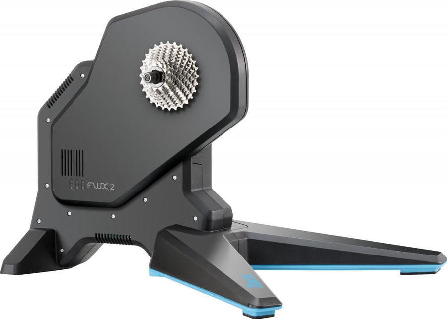 Garmin Tacx FLUX 2 Smart-Trainer mit Fahrradkassette und blauen Akzenten, bereit zum Training.
