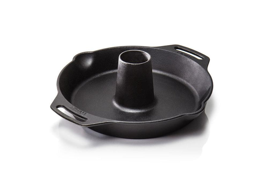 Petromax Gusseiserner Geflügelbräter cf30, Ø30cm, für saftiges Hähnchen oder Ente im Ofen oder Grill, mit Vertiefung für Kräuter, gleichmäßige Hitzeverteilung