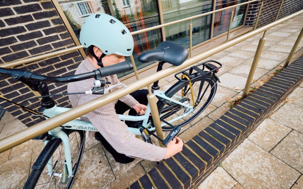 Ergonomische Selle Royal Nivo Grip Shift City-Fahrradgriffe am Lenker eines hellblauen Fahrrads.