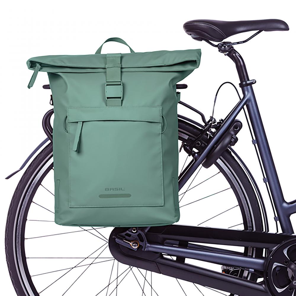 Grüne Basil Brooklyn MIK Fahrradtasche 17L aus recyceltem PET am Fahrrad, wasserdicht, Laptopfach.