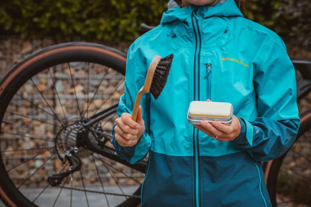 Schwalbe NATURAL BIKE SOAP - kompakte Seife im Set für schonende Fahrradreinigung