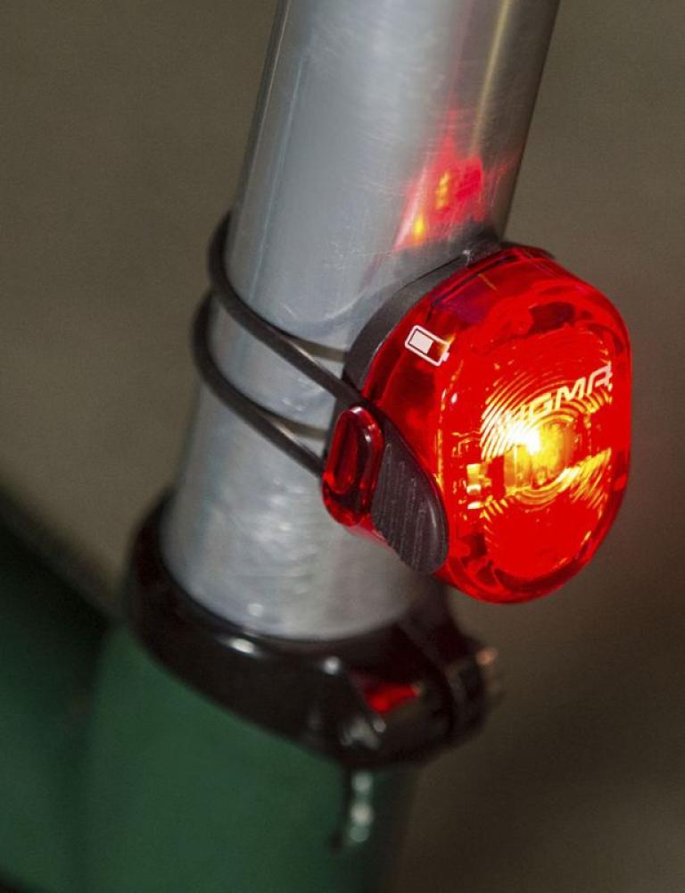 Rotes Sigma Nugget II LED-Akku-Rücklicht am Fahrradsattelrohr, leuchtend, mit Batterie-Symbol. StVZO-konformes USB-Licht.