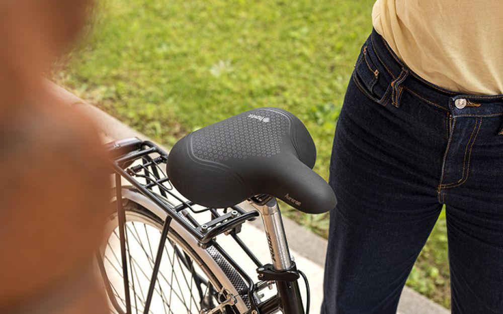 Selle Royal Aurorae Sattel schwarz am Fahrrad, Unisex, mit Royalgel für Komfort bei City & Trekking.