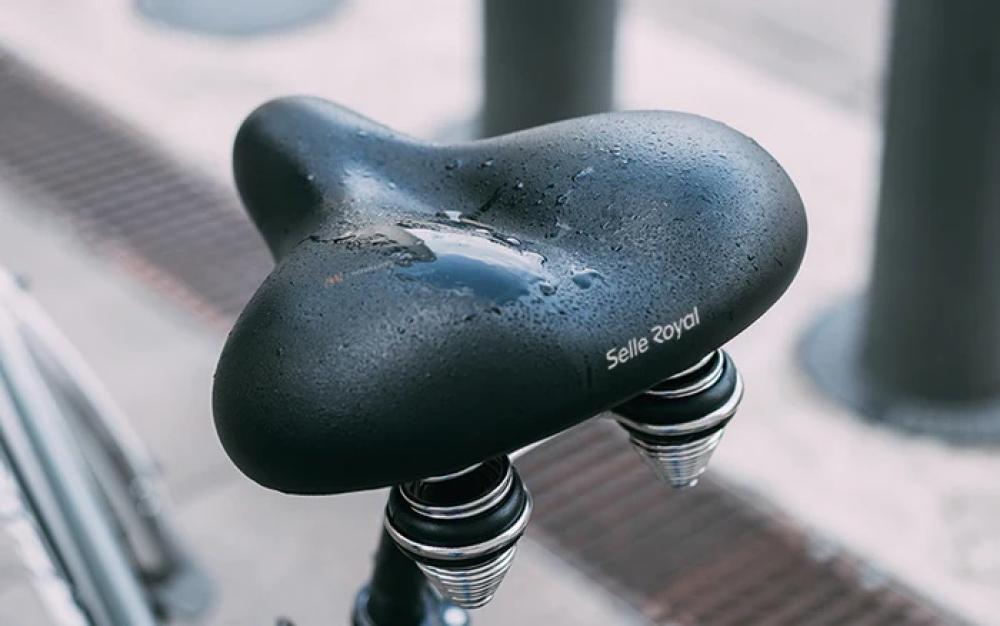Selle Royal Manhatten Premium Fahrradsattel, schwarz, Unisex, relaxed, 270x245mm, nass mit Tropfen.