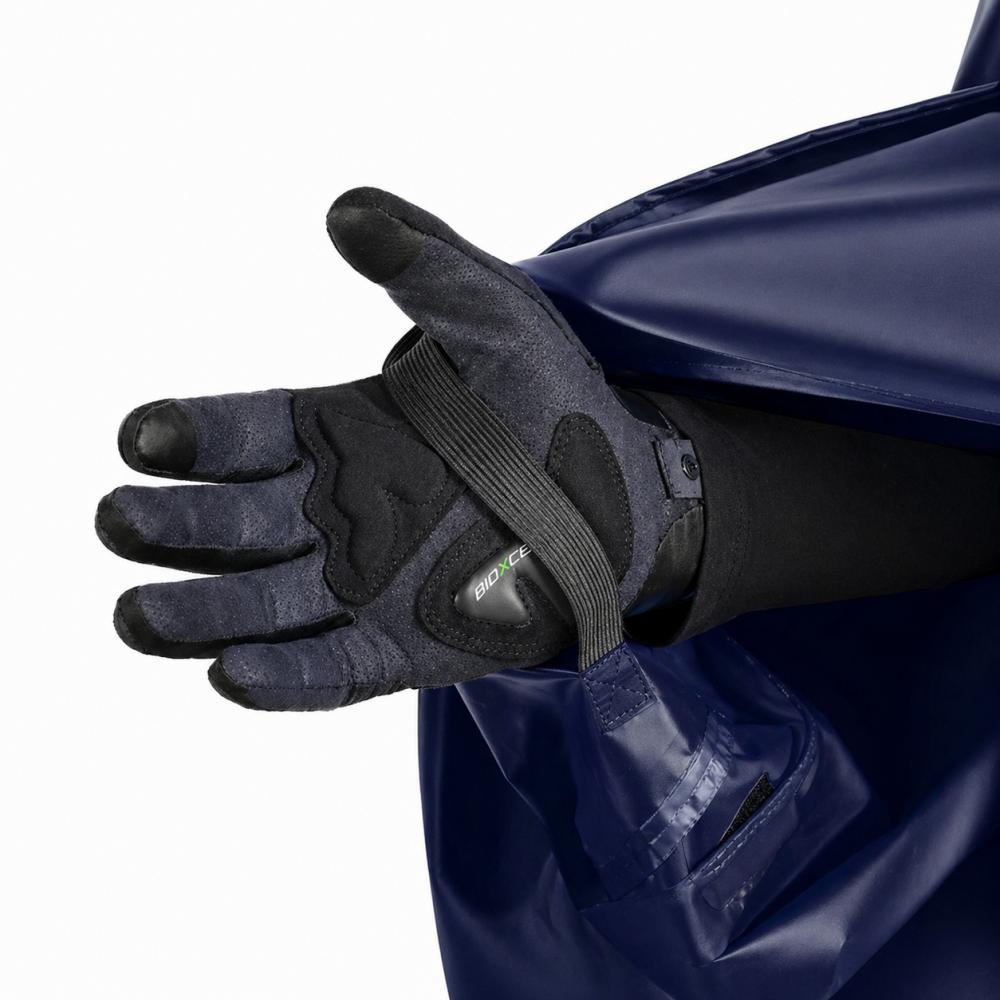 Chiba Regenponcho marine XS/S, Nahaufnahme mit Hand in schwarzem Fahrradhandschuh BIOXCE.
