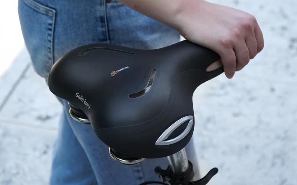 Person hält schwarzen Selle Royal Lookin Relaxed Fahrradsattel für maximalen Sitzkomfort.