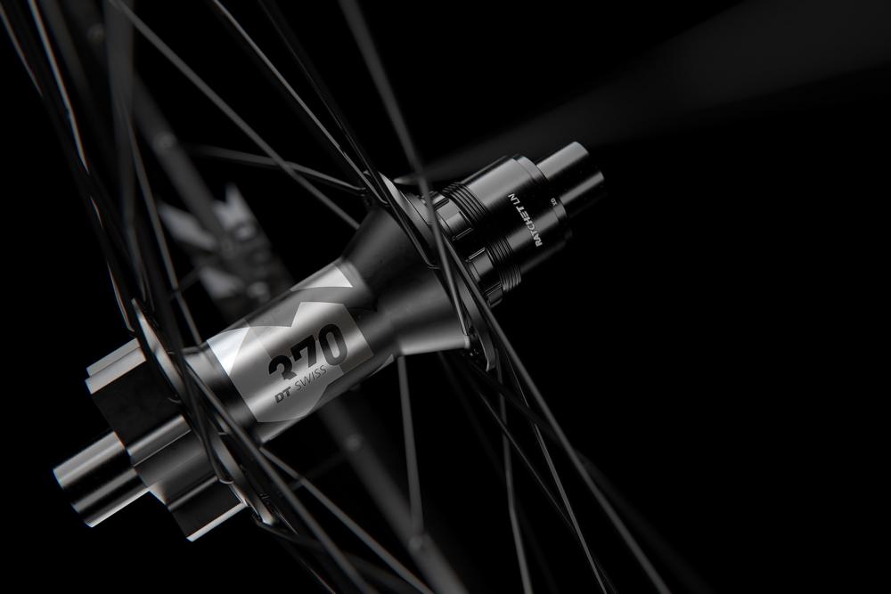 Detailansicht der robusten schwarzen DT Swiss F1900 Classic 29" Bikepark-Vorderradnabe und Speichen.