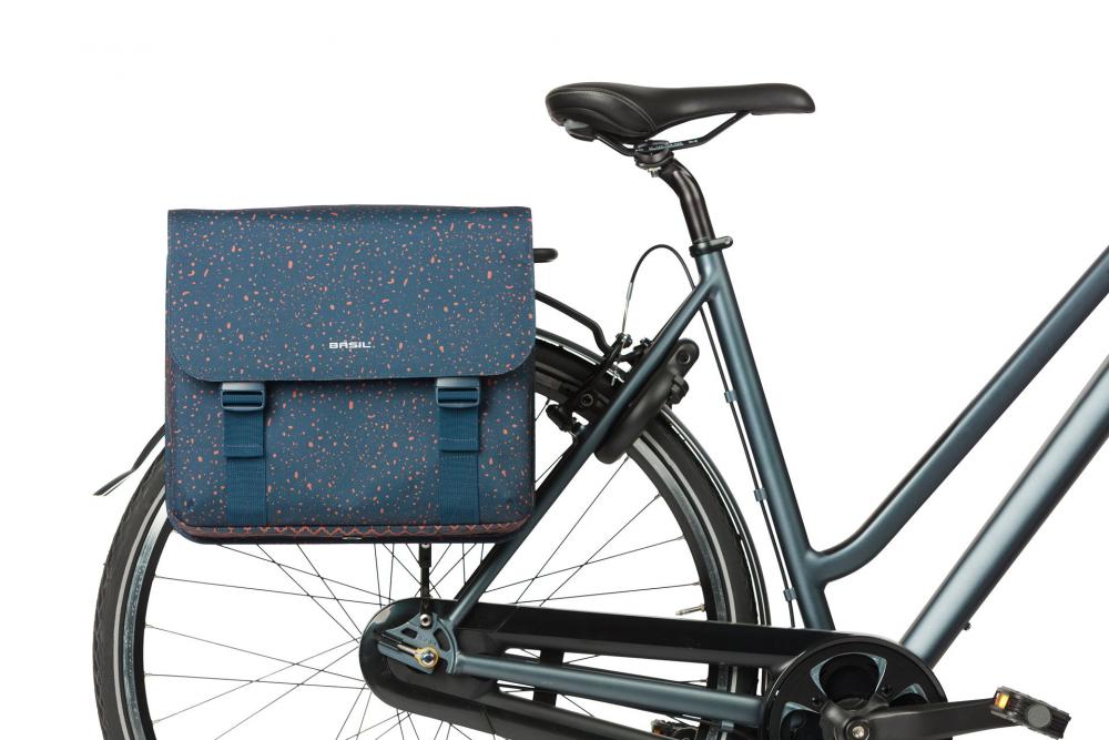 Basil Flair MIK Doppelpacktasche 35L Navy am Fahrrad-Gepäckträger, wasserdicht und reflektierend.