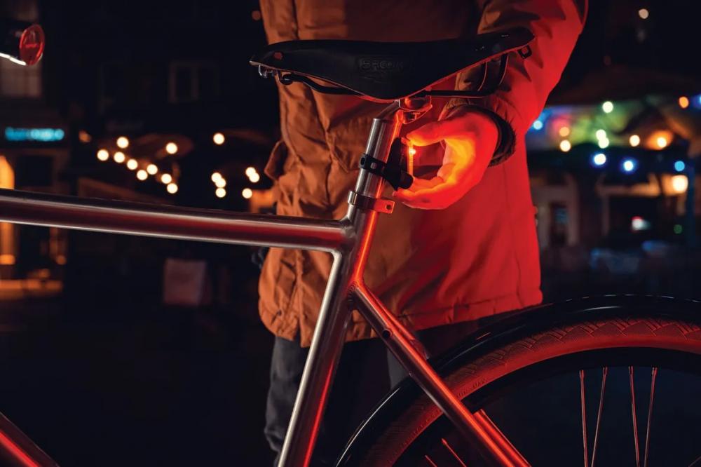 AXA LED-Akku-Beleuchtungsset AXA Dwn 30 - USB aufladbar mit Gummiband-Befestigung - Fahrradbeleuchtungsset