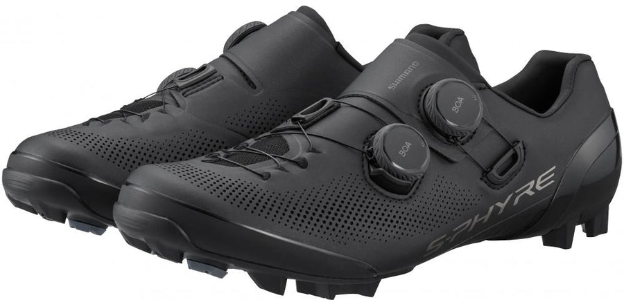 Schwarze SHIMANO XC903 S-PHYRE Fahrradschuhe mit BOA-Verschluss und Perforationen.