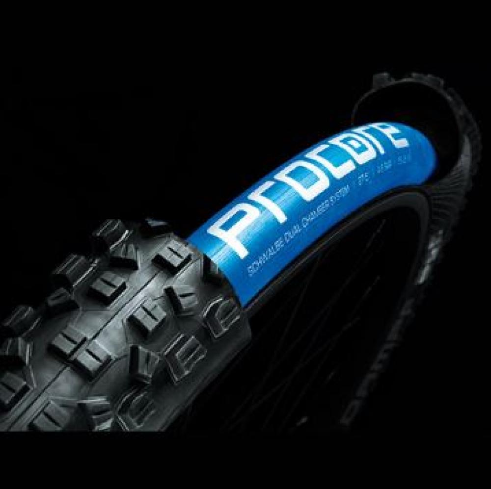 Schwalbe Procore 26 Zoll Doppelkammer MTB Reifensystem: blauer PROCORE Einsatz im Schnitt sichtbar.