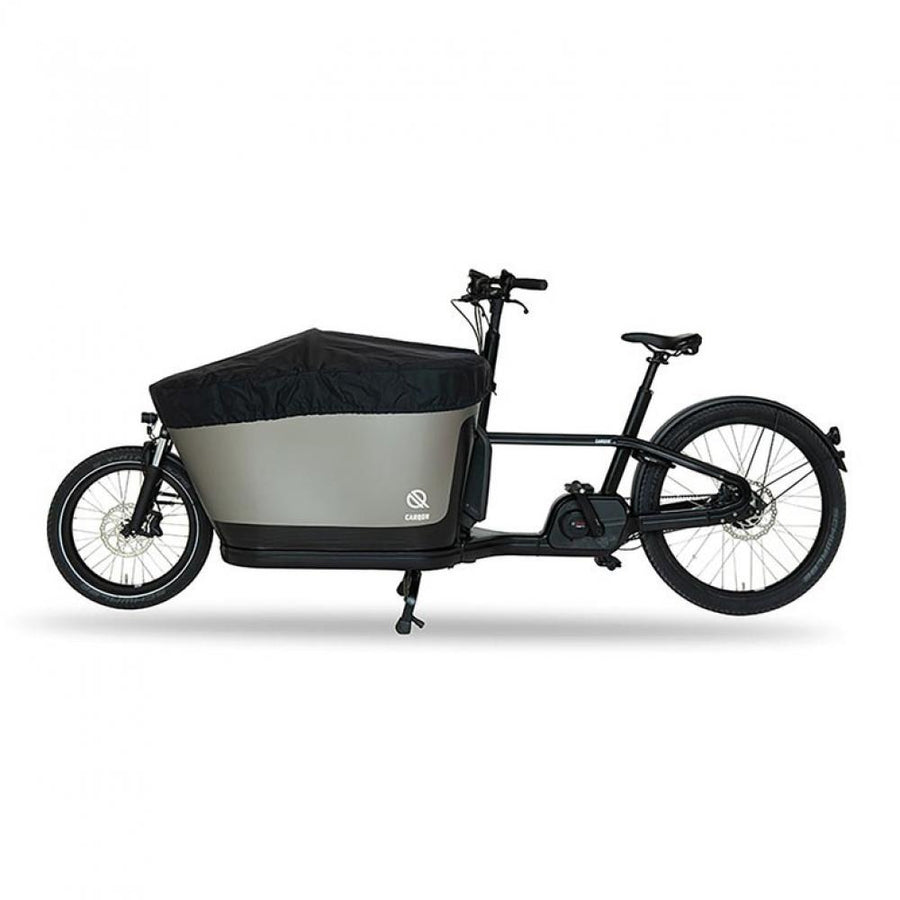 Schwarze Carqon Classic Regenschutzplane auf einem Carqon Lastenrad.